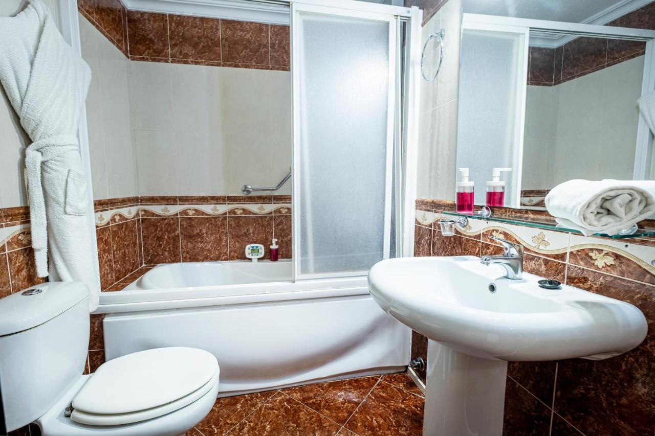 Hotel Хинес Экстерьер фото